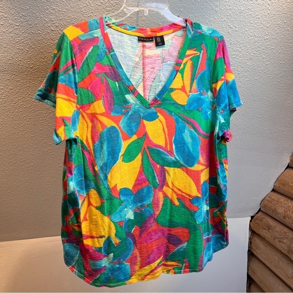 TAHARI V-Neck Tropical Print Tee. Short Sleeve. Size 1X.